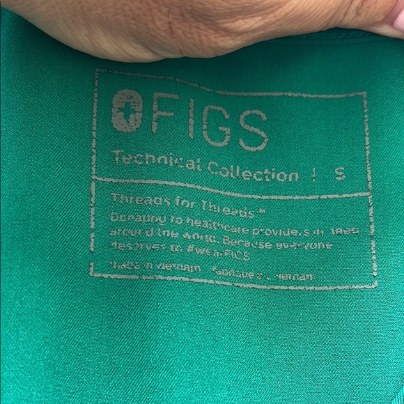 Figs Women's Casma Pocket V-Neck Short Sleeve Scrub Top in Hunter Green - Picture 6 of 7